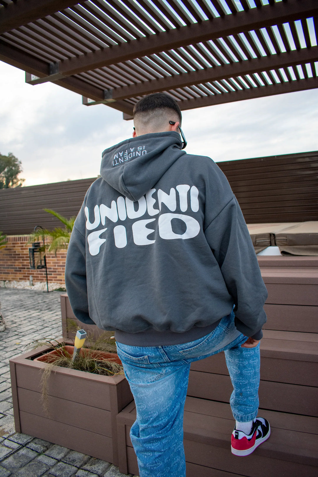 UNIDENTI FAM - HOODIE
